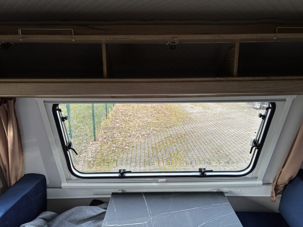Leerer Schrank mit viel Platz im Niewiadow N126N