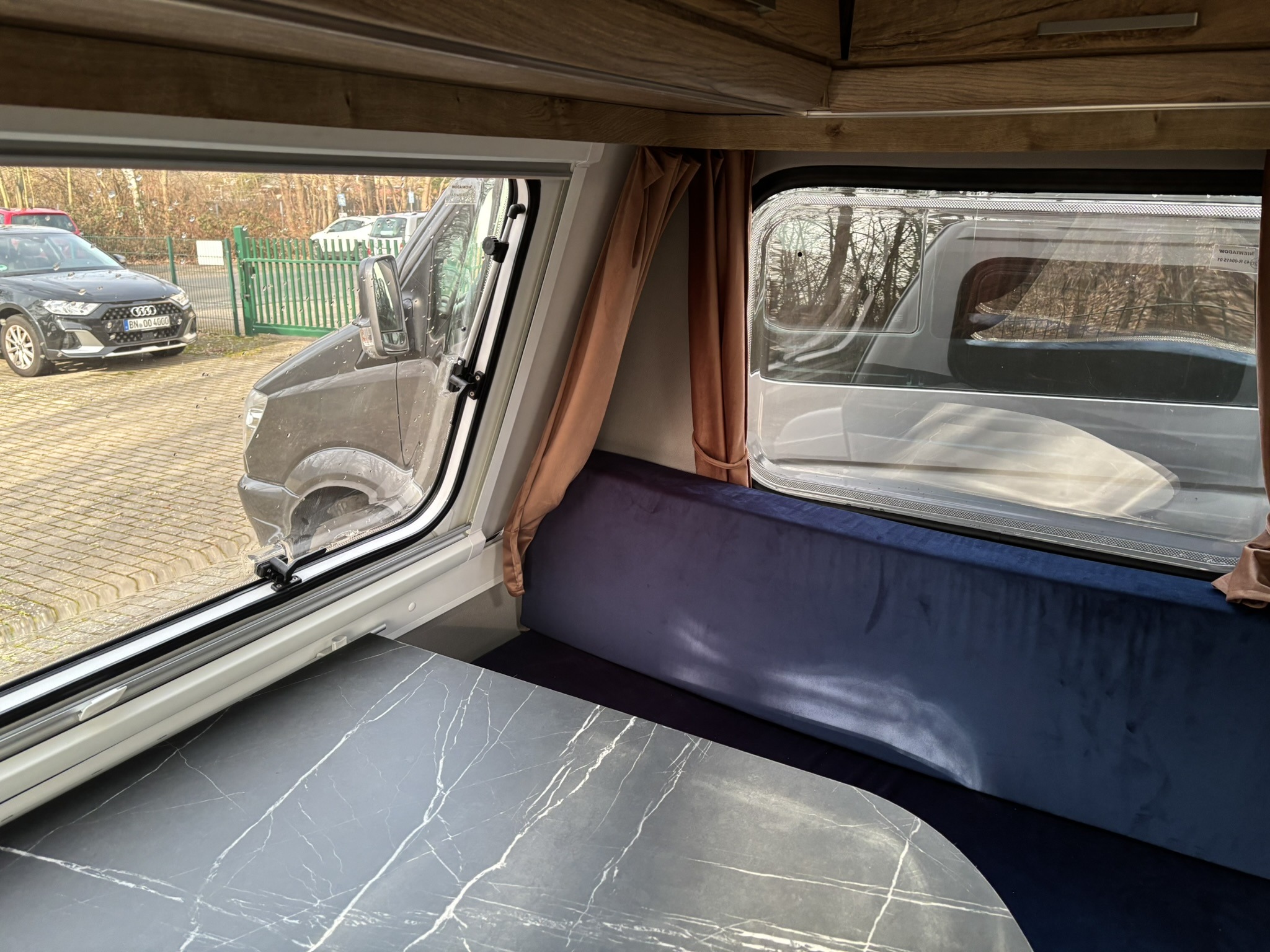 Wohnwagen Polster neu beziehen: Zuvor gab`s blaue Polster, schweres Holz, braune Vorhänge