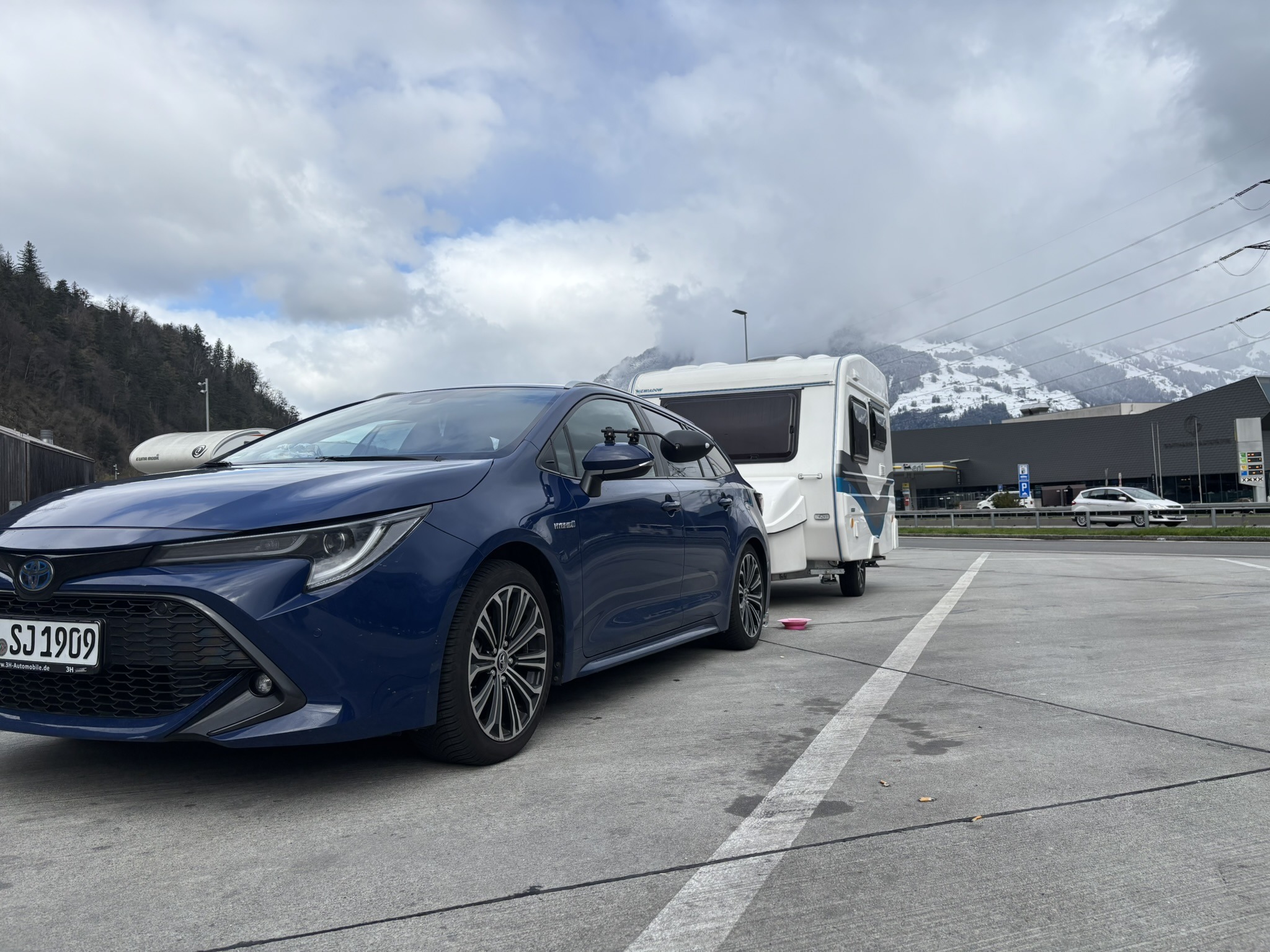 Toyota Corolla zieht Wohnwagen in den Alpen