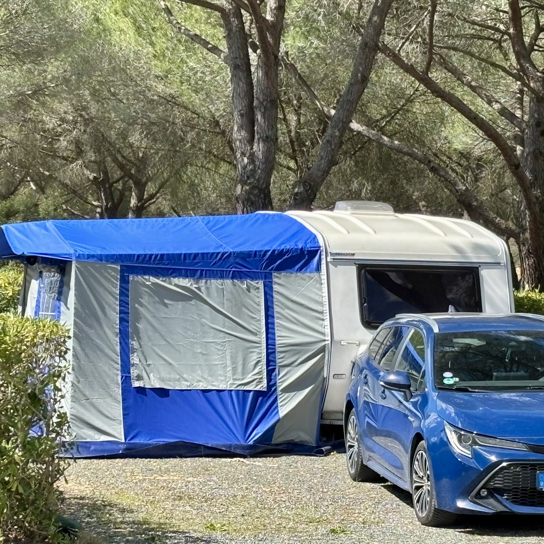 Ankunft auf dem Campingplatz: Niewiadow N126N Miniwohnwagen in der Toskana