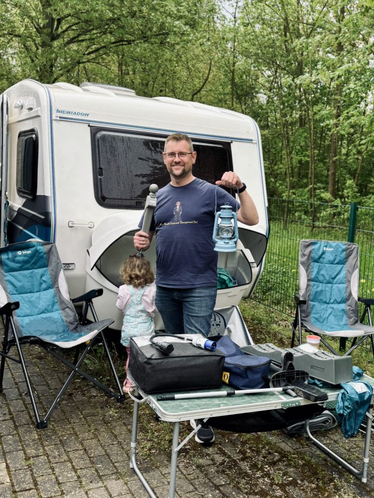 Sascha mit dem wichtigsten Zubehör vor Niewiadow N126N