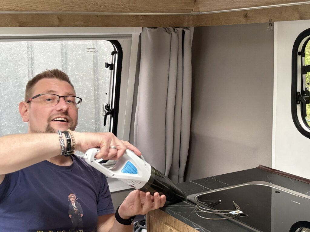 Sascha mit Handstaubsauger im Niewiadow N126N