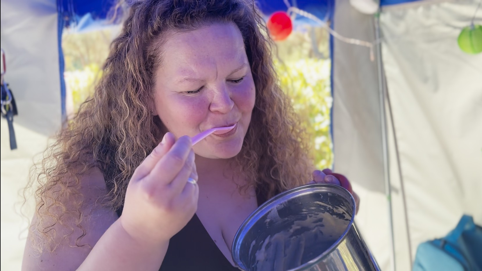 Qualitätskontrolle: Jenny probiert den Kuchenteig