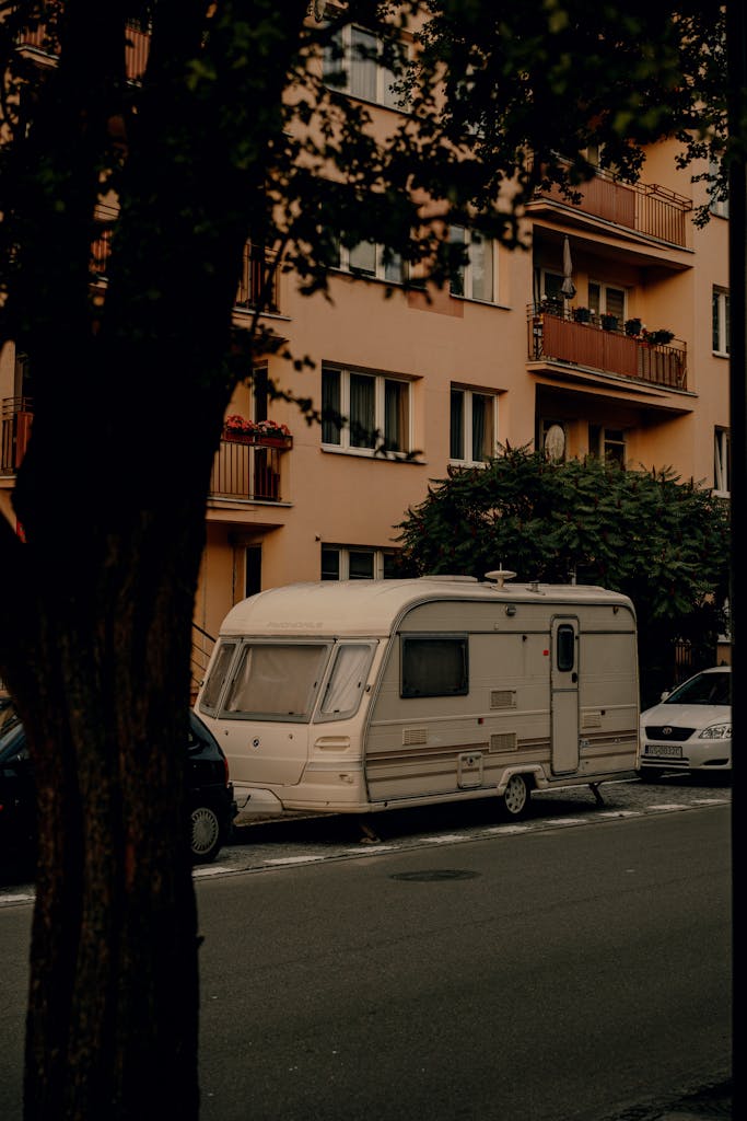 Ein Wohnwagen parkt am Straßenrand
